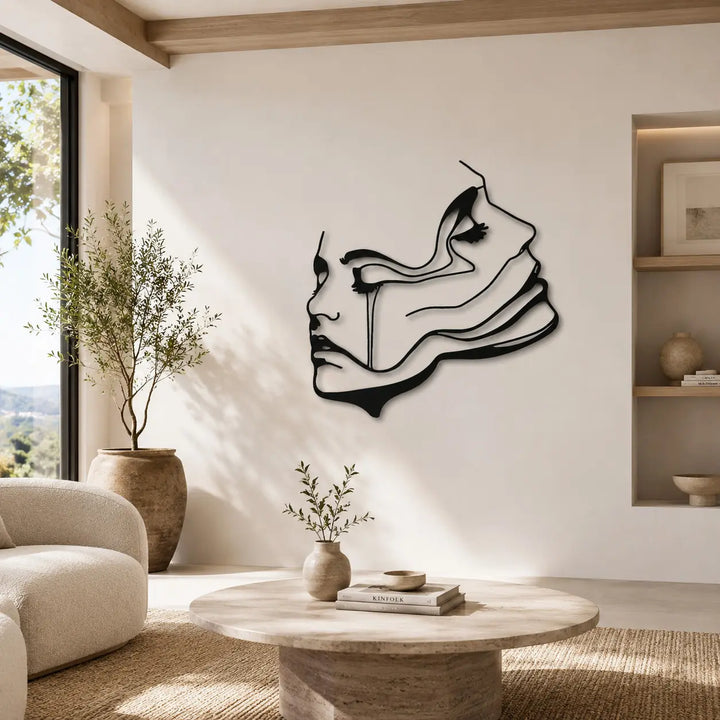 Elegante metalen line art wanddecoratie van een abstract gezicht boven de bank in de woonkamer. Elegant metal line art abstract face wall decor above the sofa in the living room.