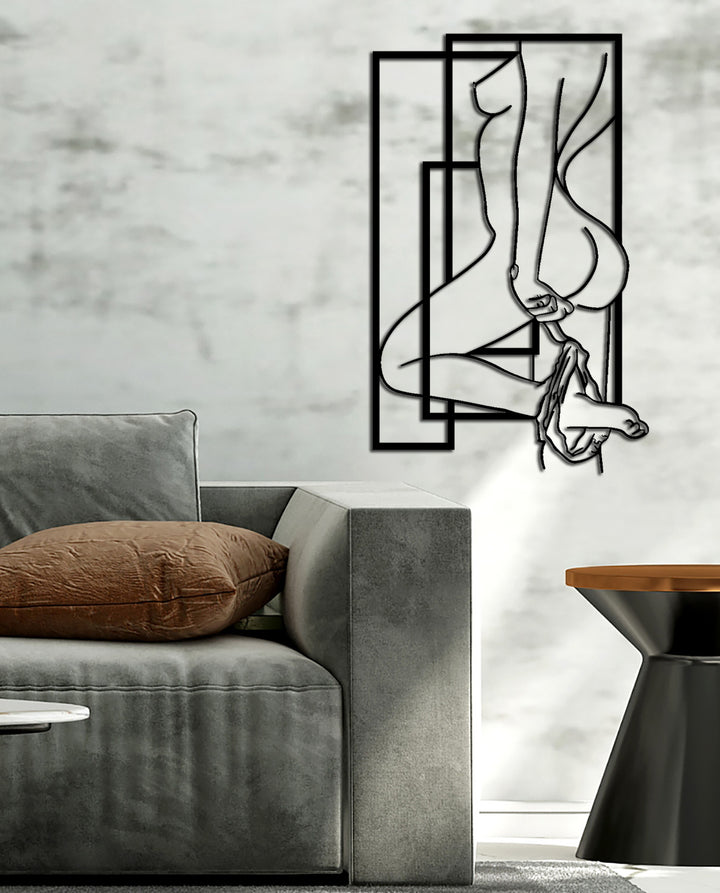 Prachtige metalen wanddecoratie van een sensuele vrouw in lijnkunst. Een elegant, modern en opvallend kunstwerk voor een sfeervolle woonkamer.