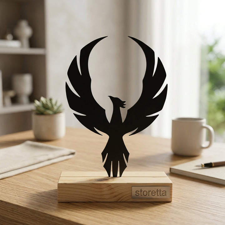 Feniks beeldje op sokkel met uitgespreide vleugels, inspirerend statement piece voor bureau of kast.