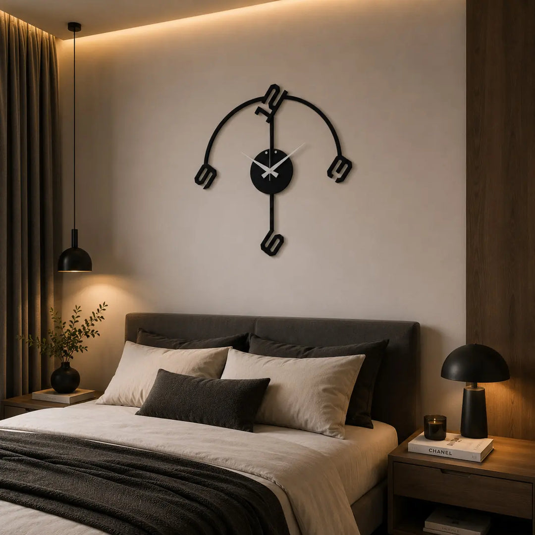 Stijlvolle en volledig geruisloze zwarte metalen wandklok in een moderne slaapkamer. Voorzien van een premium matzwarte textuur poedercoating voor een luxe uitstraling zonder storend getik.