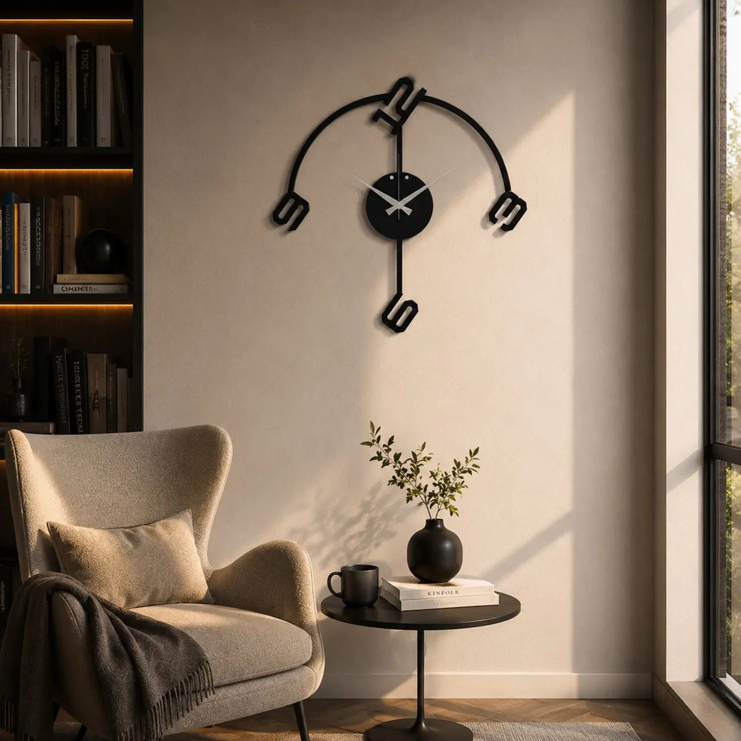 Geruisloze zwarte metalen wandklok met modern Arc design in een knusse leeshoek. Dankzij het tikkingsvrije mechanisme kun je in alle rust ontspannen en lezen.