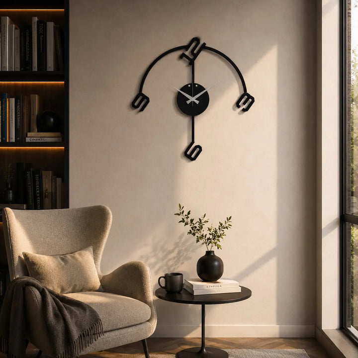 Geruisloze zwarte metalen wandklok met modern Arc design in een knusse leeshoek. Dankzij het tikkingsvrije mechanisme kun je in alle rust ontspannen en lezen.