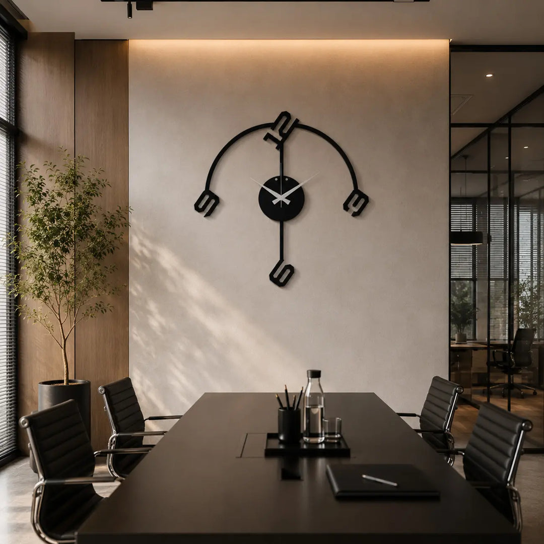 Geruisloze zwarte metalen wandklok in een modern thuiskantoor. Het tikkingsvrije design zorgt voor volledige focus tijdens het werken.
