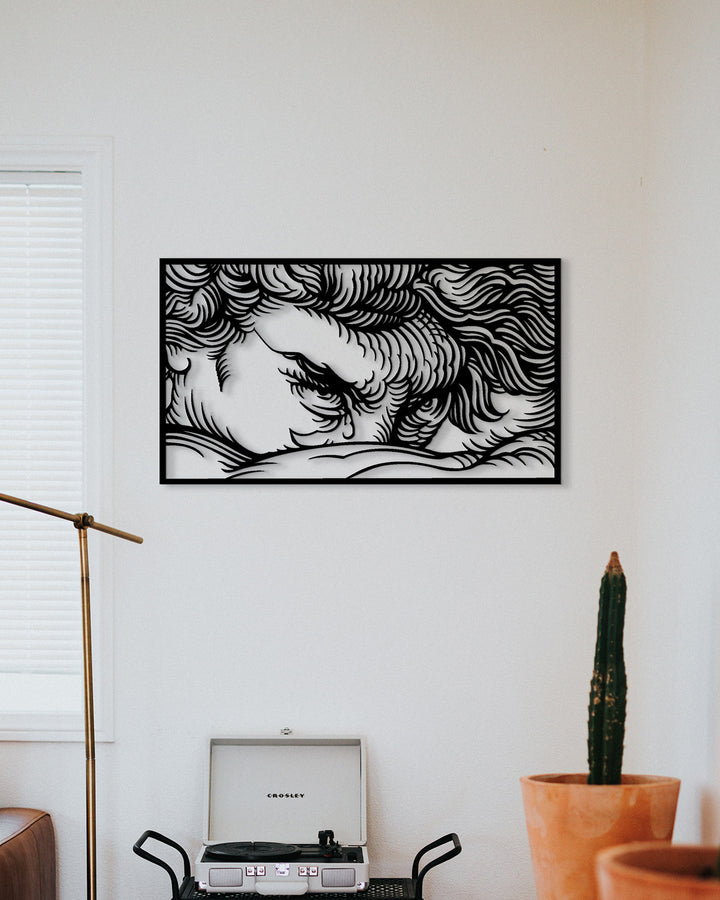Artistieke 'Gevallen Engel' metalen wanddecoratie in een gezellige woonkamerhoek, perfect gecombineerd met een plant en platenspeler. Artistic 'Fallen Angel' metal wall decor in a cozy living room corner, perfectly paired with a plant and record player.