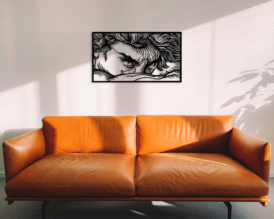 Dramatische 'Gevallen Engel' metalen wanddecoratie van Alexandre Cabanel, stijlvol geplaatst boven de bank in de woonkamer. Dramatic 'Fallen Angel' metal wall decor by Alexandre Cabanel, stylishly placed above the sofa in the living room.