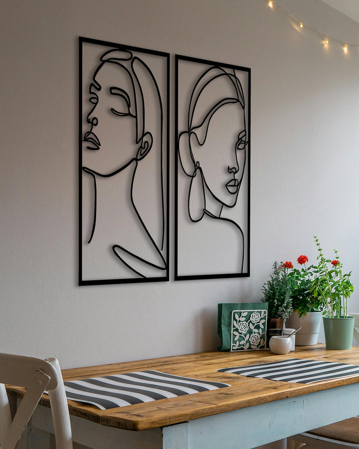 Sfeervolle en schattige keuken met een stijlvolle set van 2 abstracte vrouwen line art wanddecoratie. Cozy and cute kitchen with a stylish set of 2 abstract women line art wall decor.