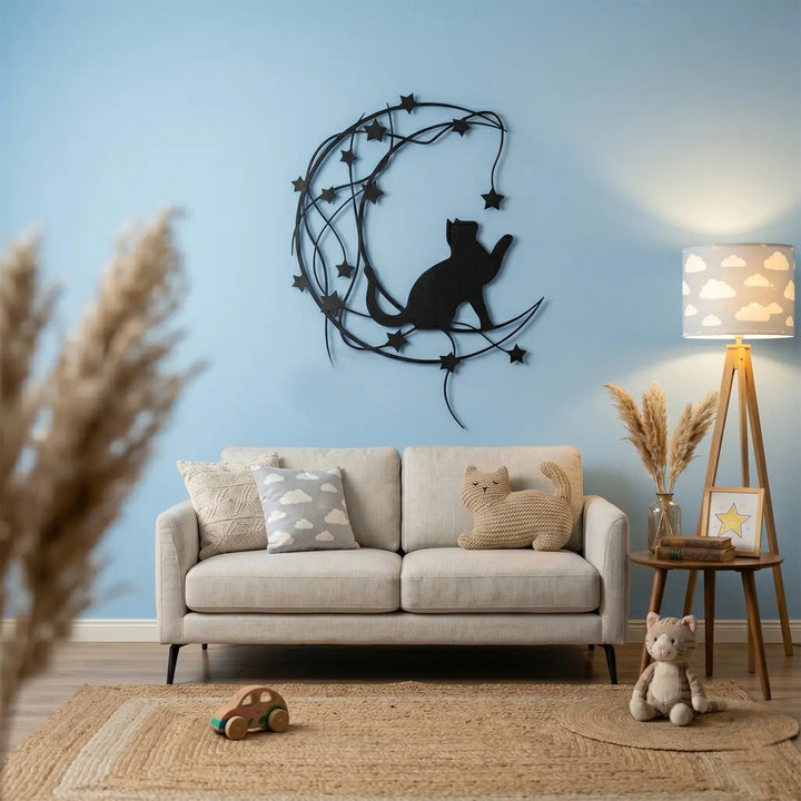 Zwarte metalen wanddecoratie 'Dreamy Moon Cat' met maan en sterren. Creëer een sfeervolle en knusse zithoek in de woonkamer voor een dromerige avond.