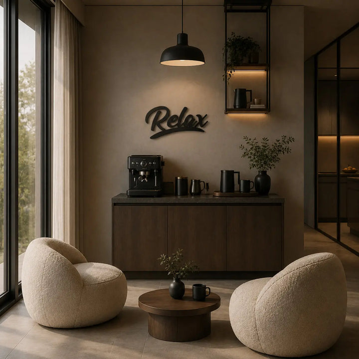 Sfeervolle inrichting van een zithoekje met poefs en een kopje koffie, met de Relax 3D wanddecoratie op de achtergrond.