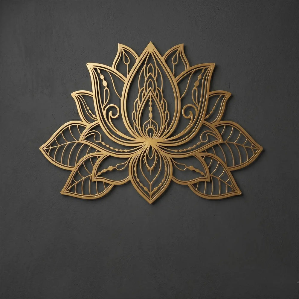 Luxe gouden lotus metalen wanddecoratie met een warme glans voor een exclusief interieur.