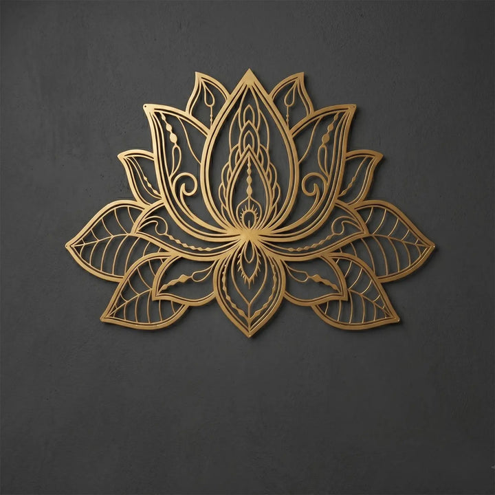 Luxe gouden lotus metalen wanddecoratie met een warme glans voor een exclusief interieur.