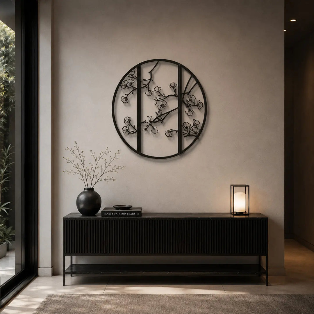 Zorg voor een warme, natuurlijke binnenkomst in je hal of entree met deze ronde metalen bloesem wanddecoratie. Een elegante eyecatcher.