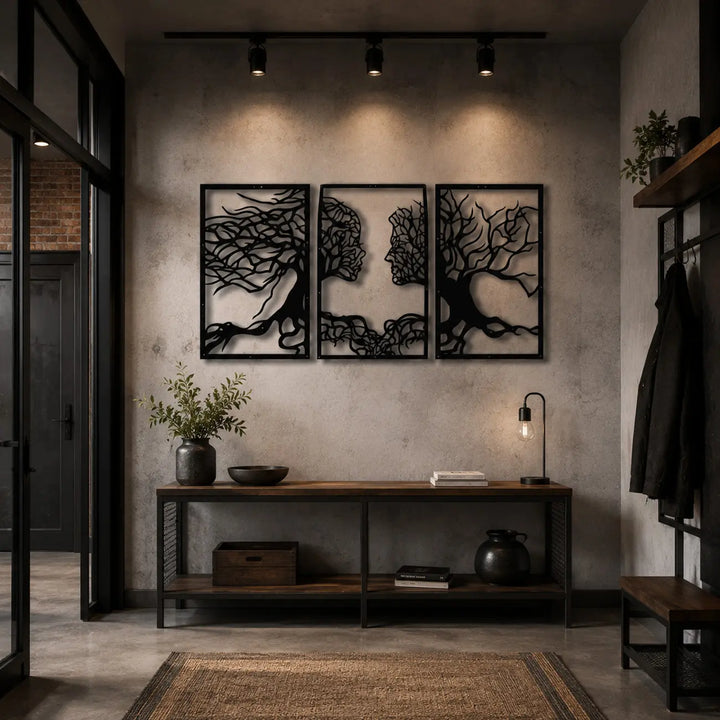 Set van 3 zwarte metalen wandpanelen met natuur en liefde thema, warm en uitnodigend hangend aan de muur in een lange gang of entree.