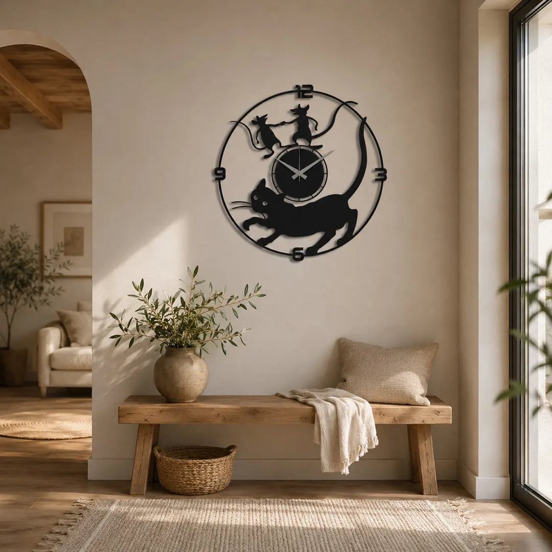 Zwarte metalen wandklok met kat en muizen in de hal. Een uniek en vrolijk welkom voor al je gasten.