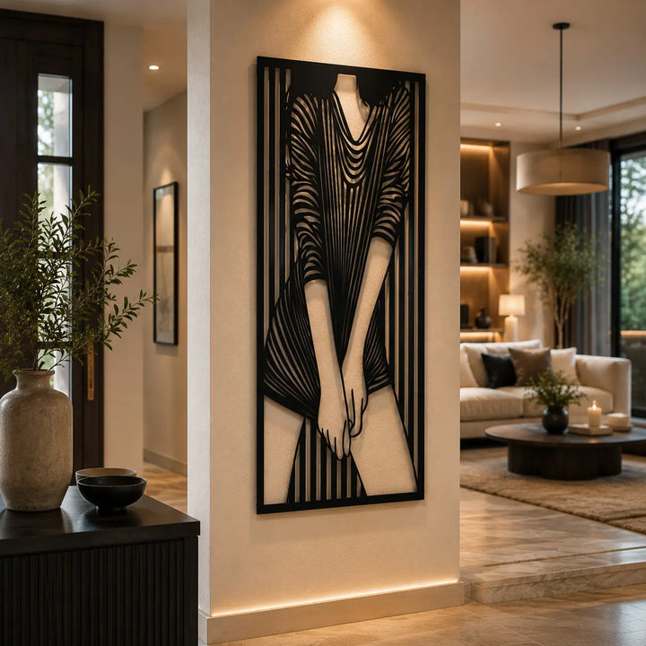 Maak een onvergetelijke eerste indruk. De 'Striped Muse' wanddecoratie is de perfecte, luxueuze eyecatcher voor in je hal of entree.