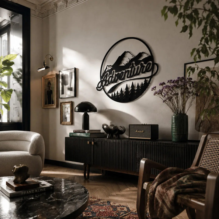 Een avontuurlijk welkom in de gang met de 'Adventure' wanddecoratie. An adventurous welcome in the hallway with the 'Adventure' wall decor.