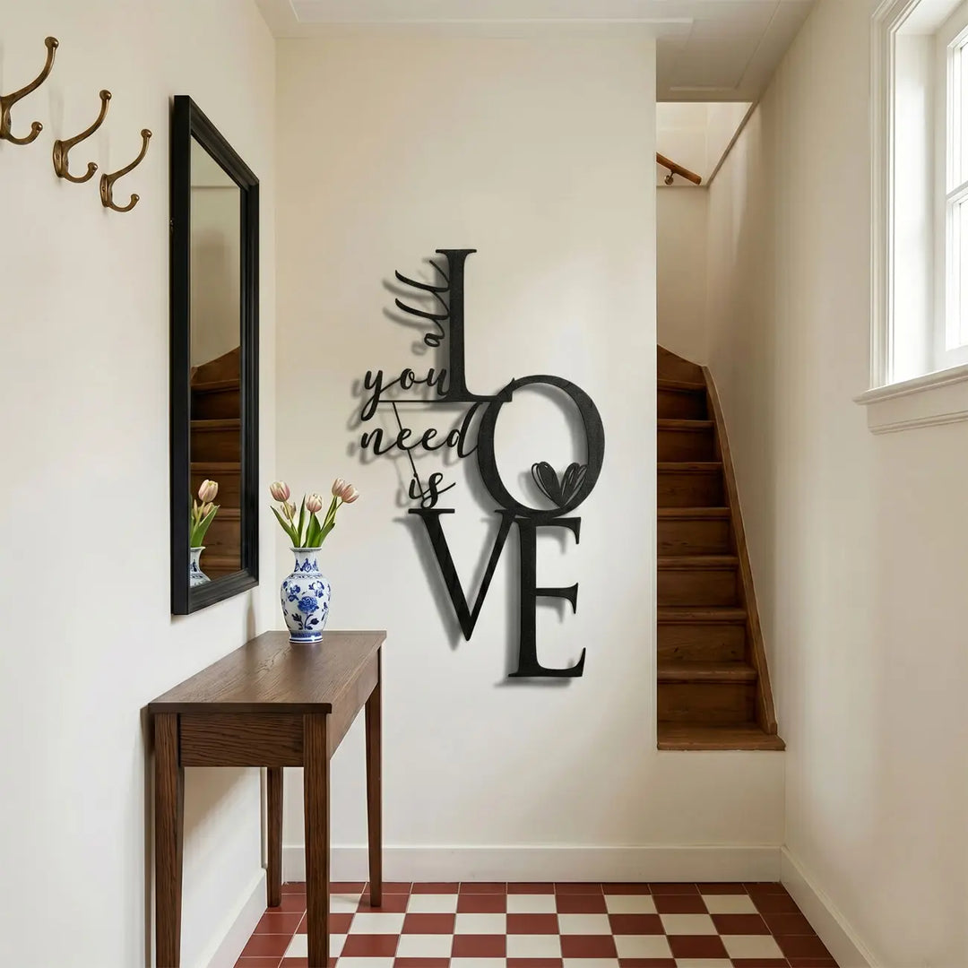 Een liefdevol en warm welkom in de hal met de 'All You Need Is Love' wanddecoratie. A loving and warm welcome in the hallway with the 'All You Need Is Love' wall decor.