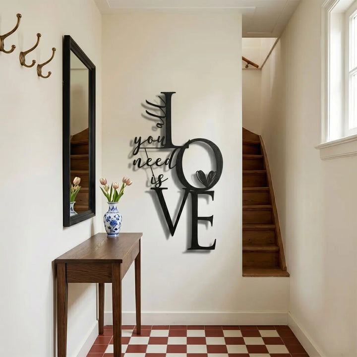 Een liefdevol en warm welkom in de hal met de 'All You Need Is Love' wanddecoratie. A loving and warm welcome in the hallway with the 'All You Need Is Love' wall decor.