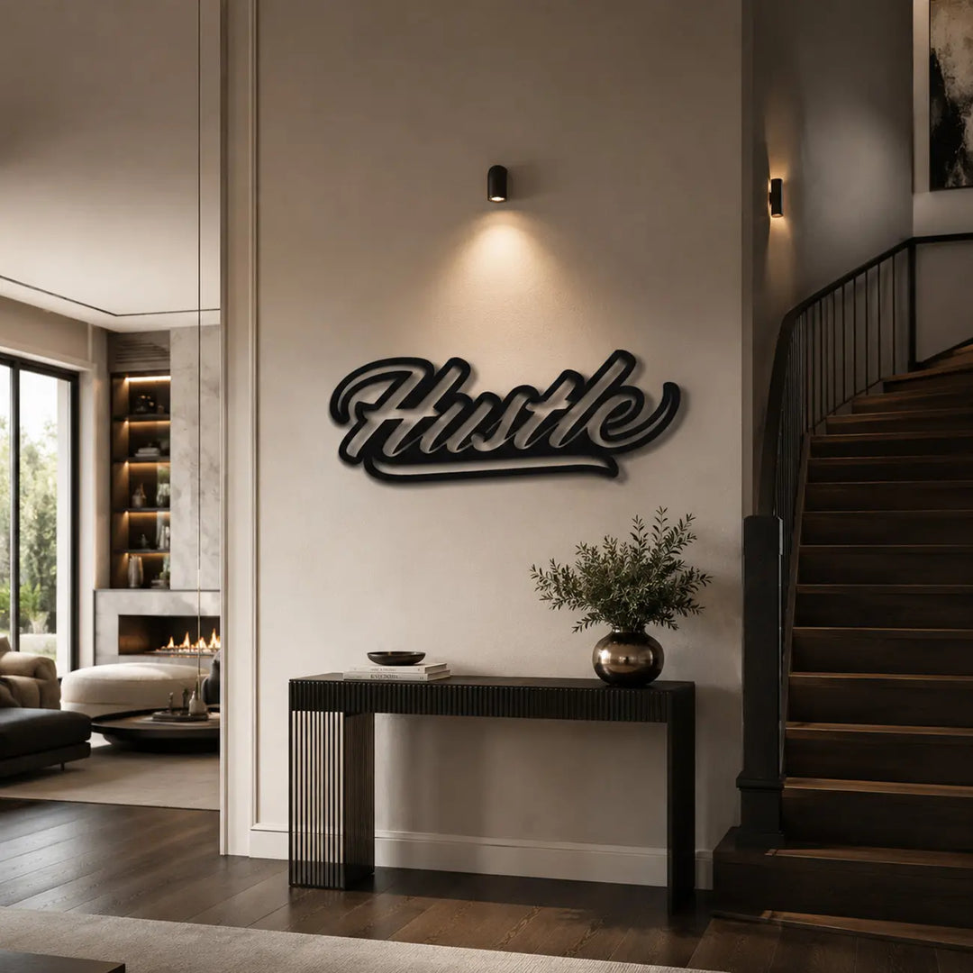 Verwelkomende 'Hustle' wanddecoratie in de gang of hal. Welcoming metal wall decor in the hallway or entryway.