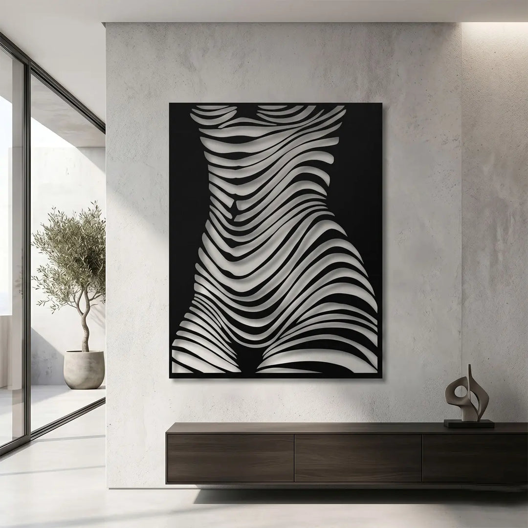 Een elegante binnenkomst in de hal met de abstracte vrouwelijke torso wanddecoratie. An elegant entryway with the abstract female torso wall decor.