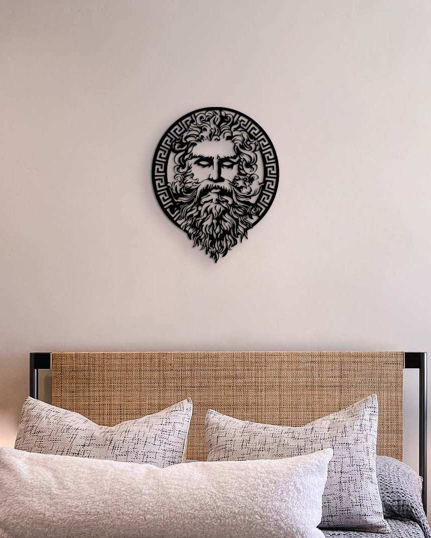 Prachtige mythologische metalen wanddecoratie elegant geplaatst boven het bed voor een hotel chique slaapkamer. Beautiful mythological metal wall decor elegantly placed above the bed for a hotel chic bedroom.