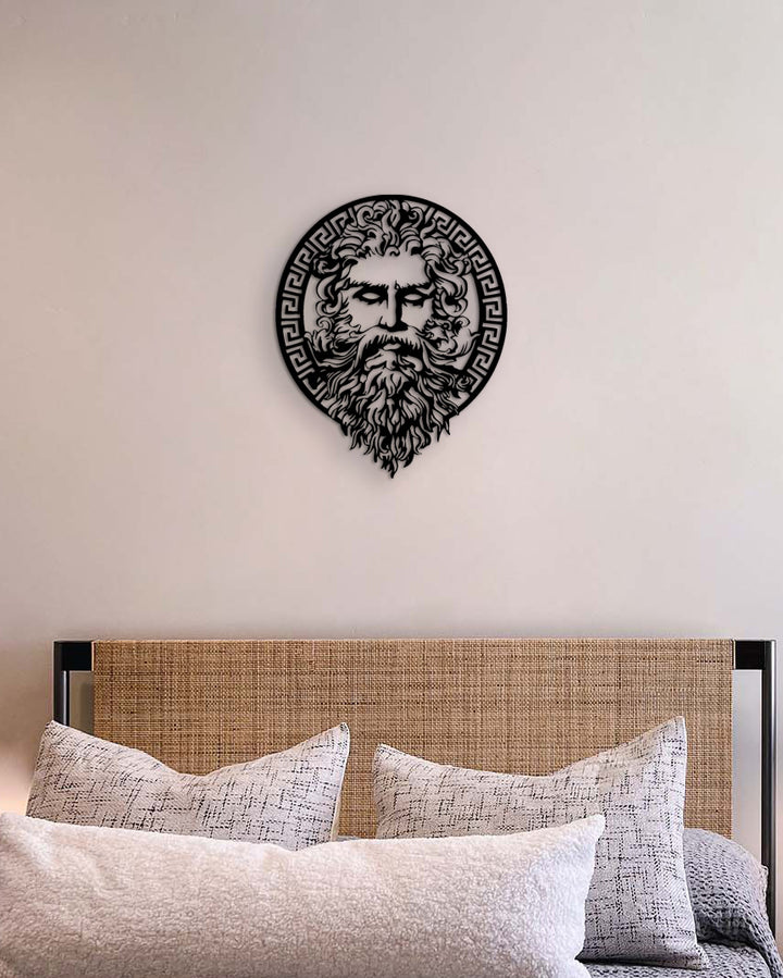 Prachtige mythologische metalen wanddecoratie elegant geplaatst boven het bed voor een hotel chique slaapkamer. Beautiful mythological metal wall decor elegantly placed above the bed for a hotel chic bedroom.