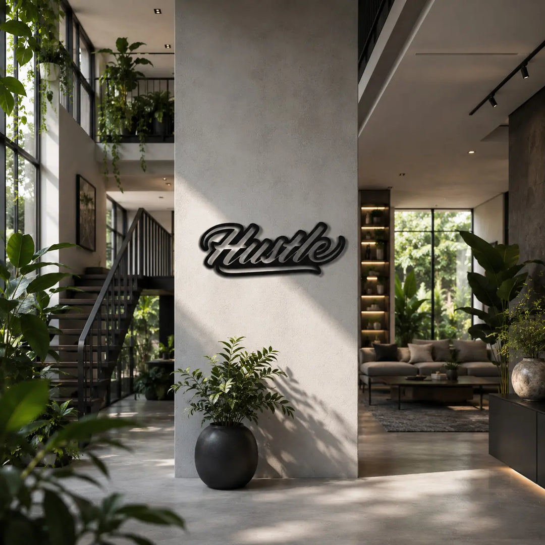 Moderne motiverende wanddecoratie 'Hustle' in de woonkamer. Modern living room motivational metal wall decor.