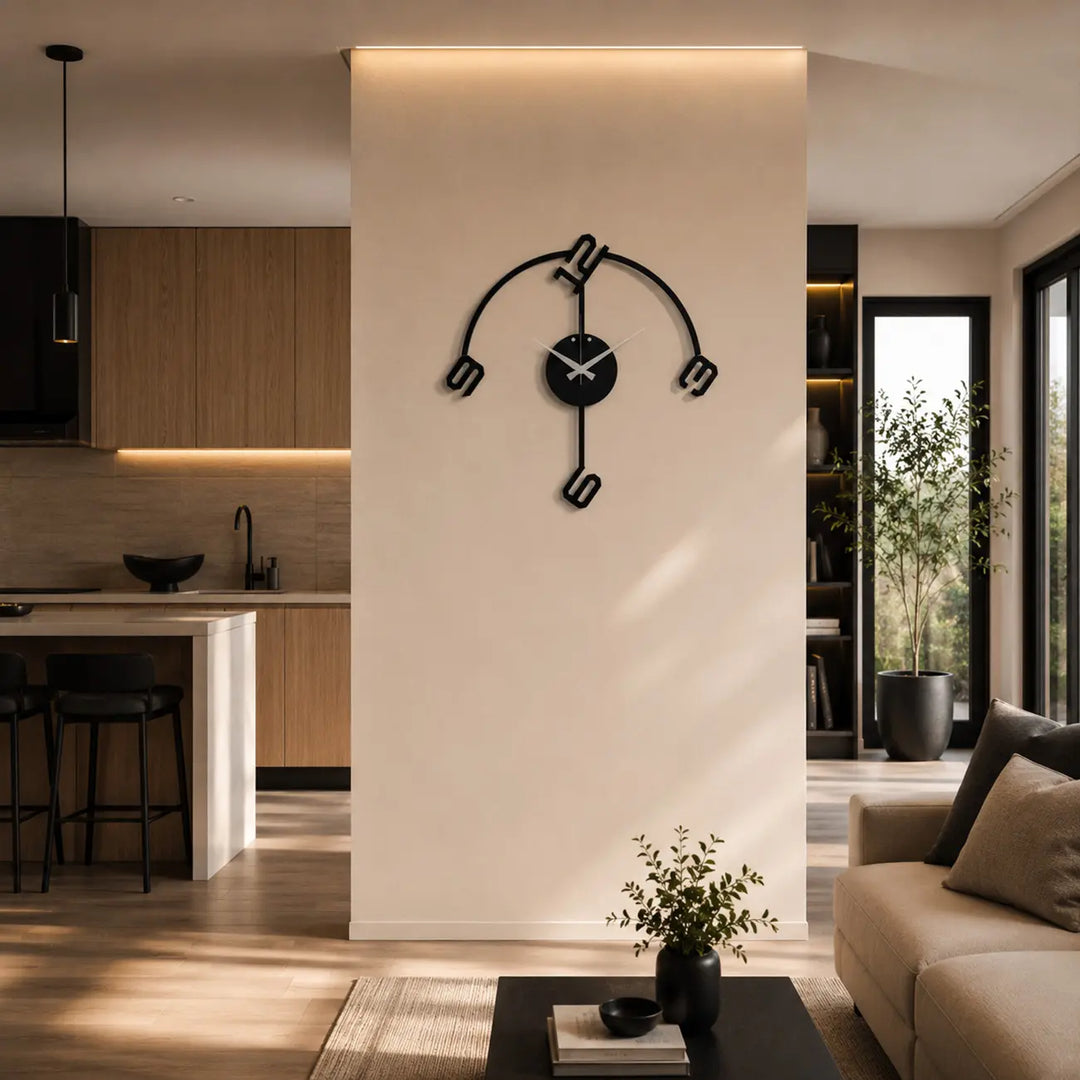 Minimalistische metalen wandklok met een uniek Arc design, perfect als industriële blikvanger in een moderne eetkamer.
