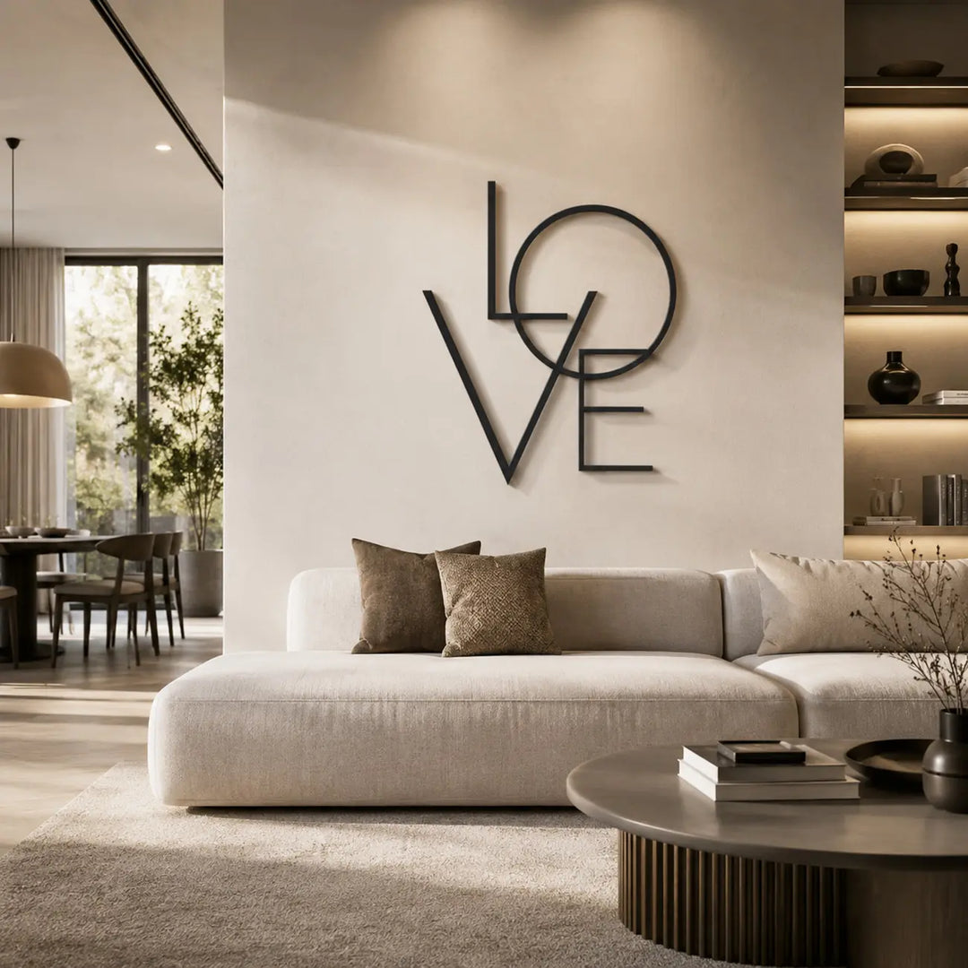 Sfeervolle woonkamer gedecoreerd met de stoere maar romantische zwarte metalen muurdecoratie 'Love' met 3D-schaduweffect.