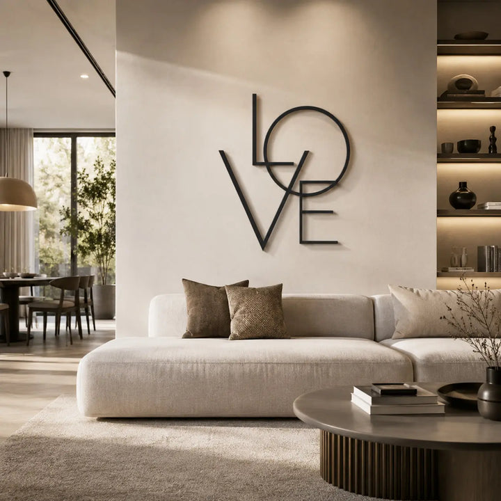 Sfeervolle woonkamer gedecoreerd met de stoere maar romantische zwarte metalen muurdecoratie 'Love' met 3D-schaduweffect.
