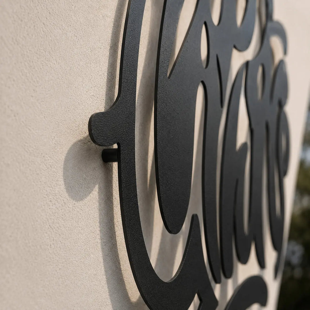 Detailopname van 1.5mm stalen No Limits wanddecoratie die het 3D schaduweffect toont.