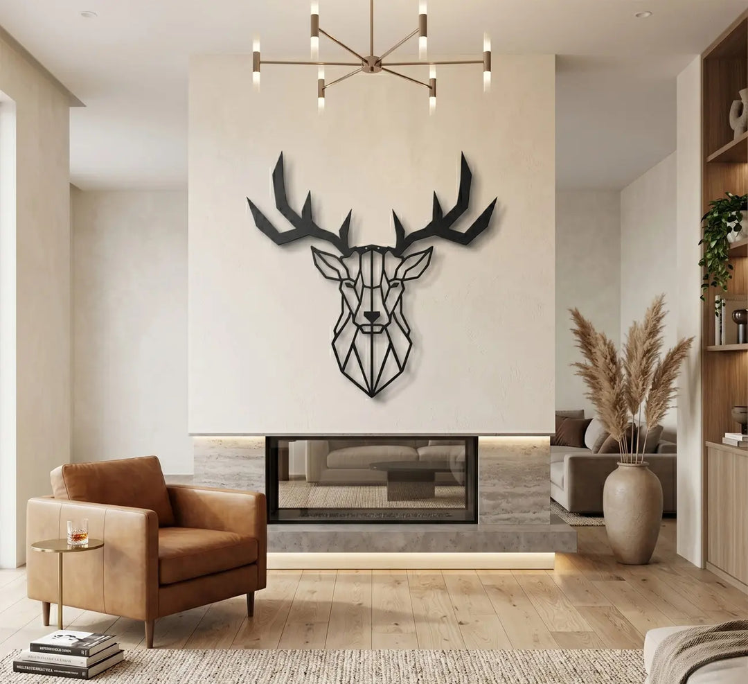 Modern zwart hertenhoofd van metaal aan de muur in de woonkamer. Combineert strakke geometrische lijnen met een stoere, industriële sfeer.