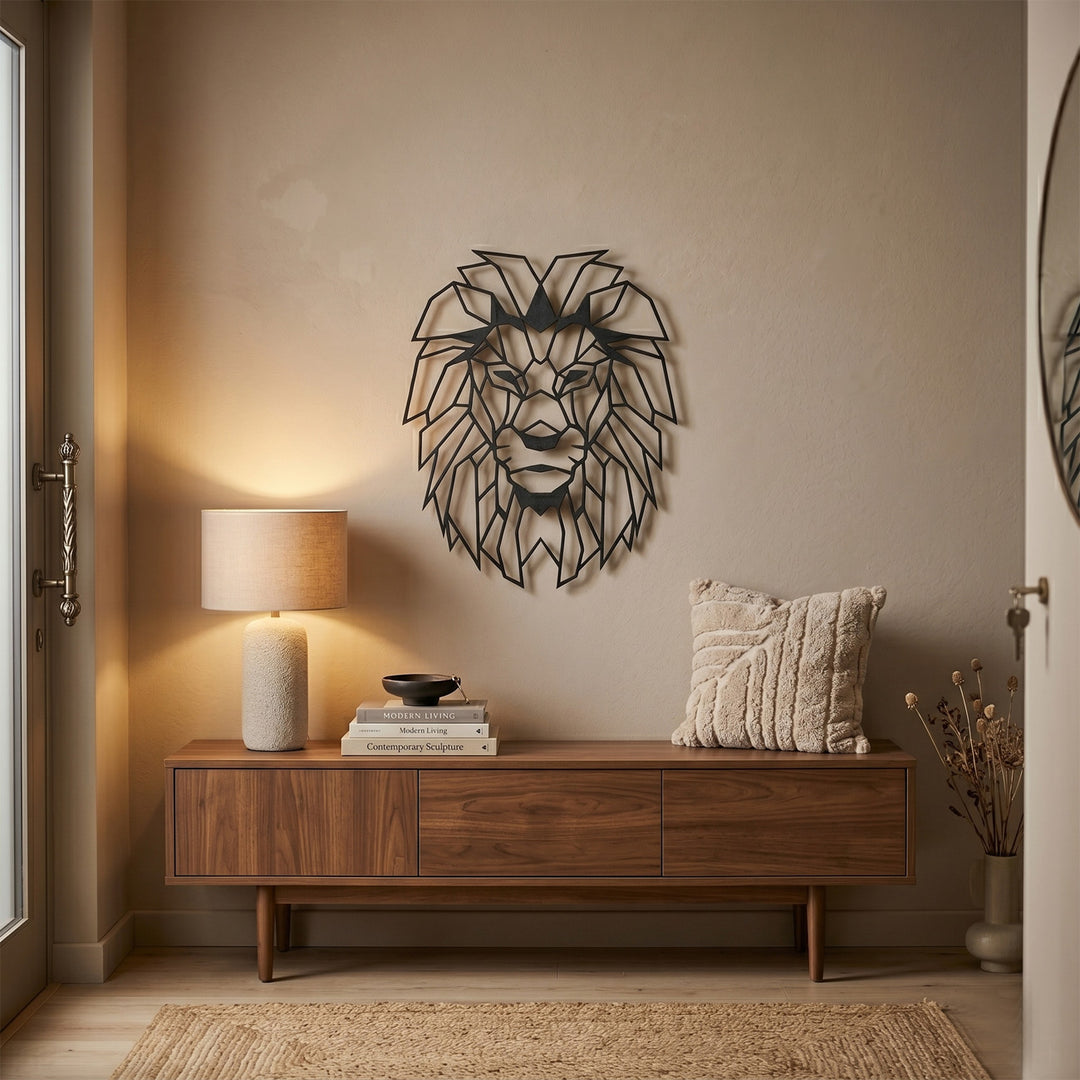 Stoer geometrisch leeuwenhoofd van zwart metaal aan een industriële muur. Brengt karakter en een wilde elegantie in uw woonkamer.