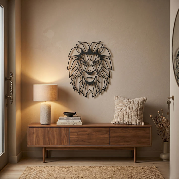 Stoer geometrisch leeuwenhoofd van zwart metaal aan een industriële muur. Brengt karakter en een wilde elegantie in uw woonkamer.
