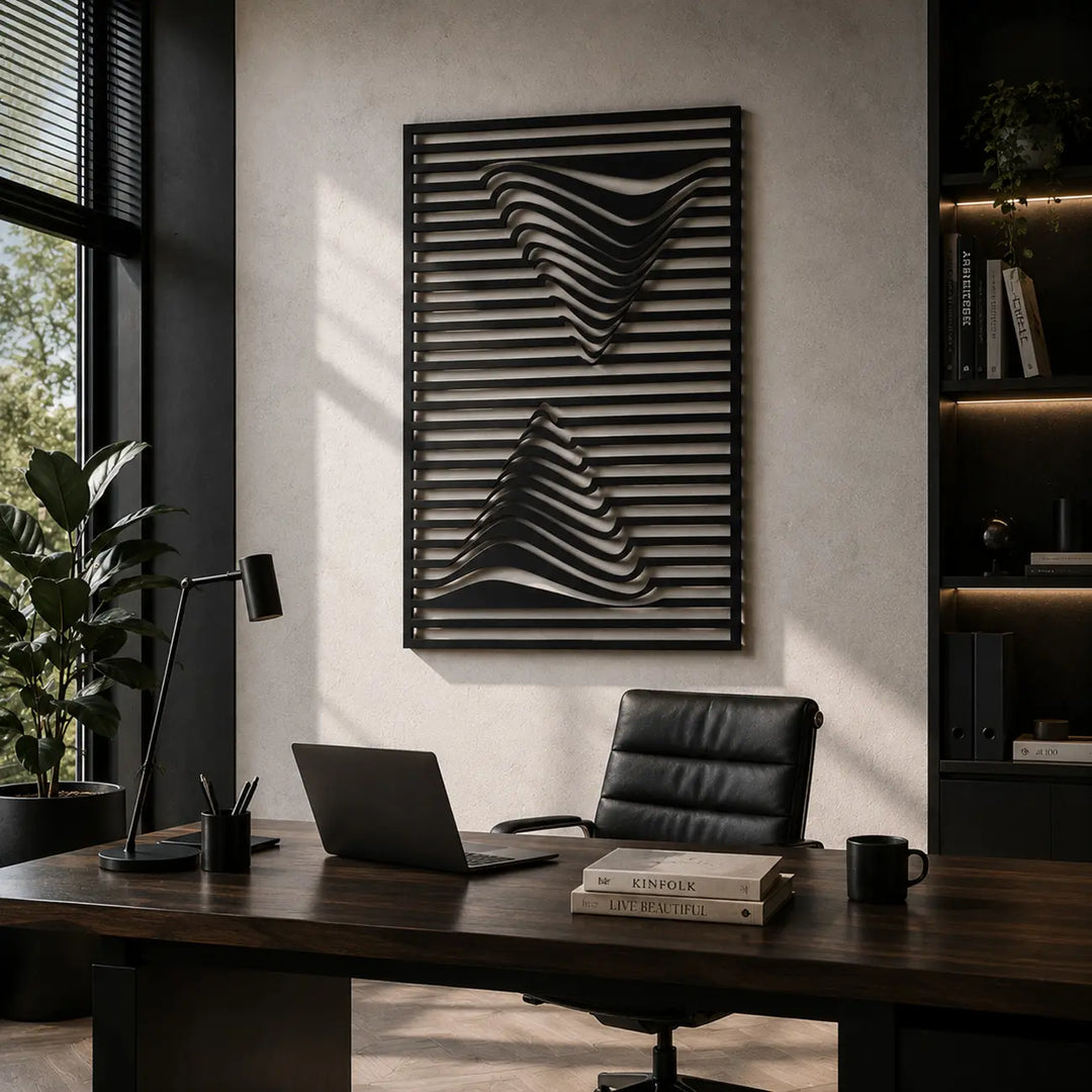 Zwarte abstracte metalen wanddecoratie Optical Wave, als een professionele en moderne eyecatcher in een vergaderruimte op kantoor.