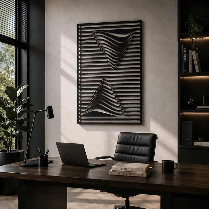 Zwarte abstracte metalen wanddecoratie Optical Wave, als een professionele en moderne eyecatcher in een vergaderruimte op kantoor.