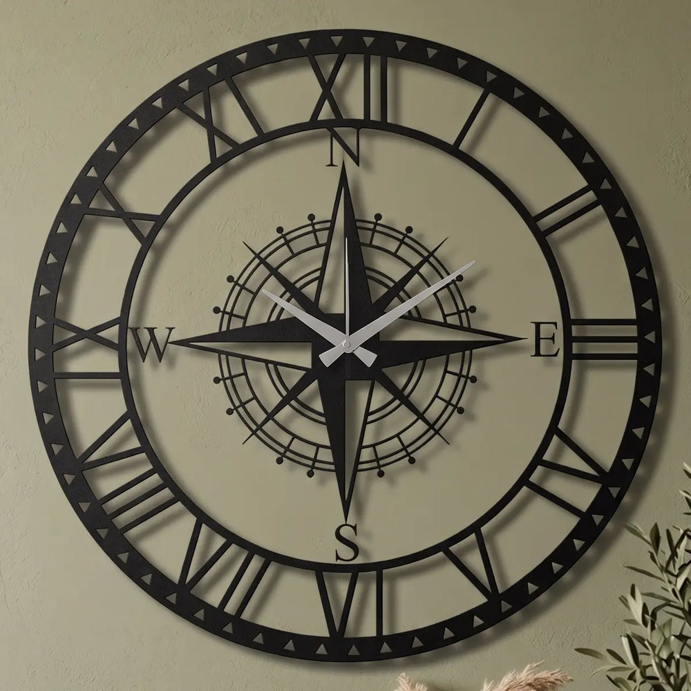 Zwarte metalen kompas wandklok in een modern kantoor. Een professionele en inspirerende eyecatcher voor een wereldwijde visie.