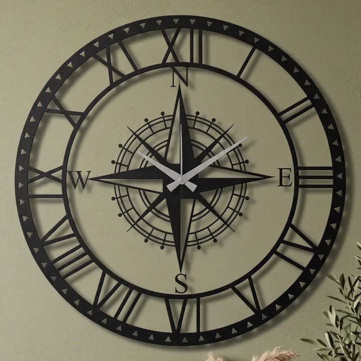 Zwarte metalen kompas wandklok in een modern kantoor. Een professionele en inspirerende eyecatcher voor een wereldwijde visie.