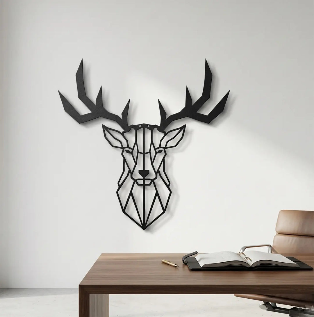 Stijlvolle metalen hertenhoofd muurkunst in een modern kantoor. Een krachtige en inspirerende wanddecoratie voor achter het bureau of in de werkplek.