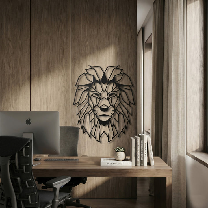 Stijlvolle metalen leeuwenhoofd muurkunst in een modern kantoor. Een inspirerend symbool van leiderschap en kracht voor achter het bureau.