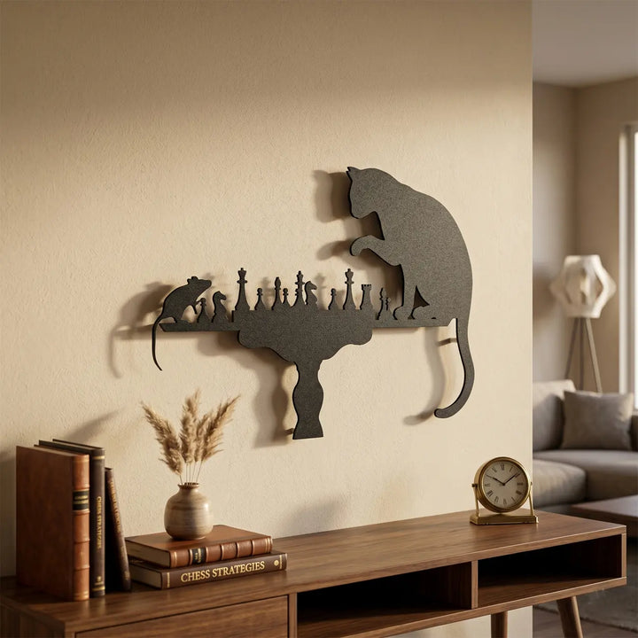 Unieke zwarte metalen wanddecoratie van een kat en muis die schaken, opgehangen in een moderne hal boven een sidetable. Een speels welkom.