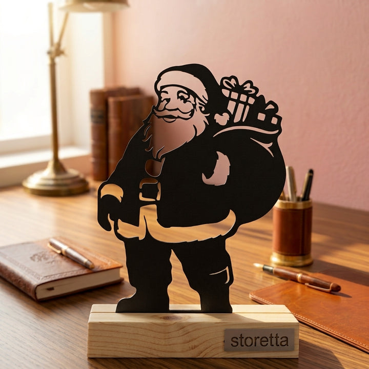 De Kerstman met zak vol cadeautjes - Zwart metalen ornament op massief houten voet als feestelijke bureaudecoratie