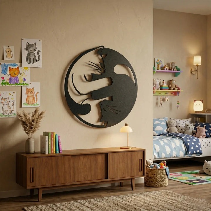 Speelse en rustgevende zwarte metalen katten decoratie in de kinderkamer. Een schattig Yin Yang symbool dat zorgt voor een harmonieuze sfeer.