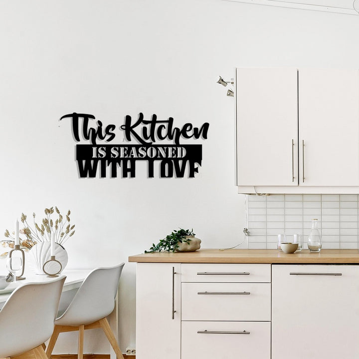 Compacte en gezellige metalen muurtekst. Ruimtebesparende en sfeervolle wanddecoratie, ideaal voor een kleine keuken of stadsappartement.