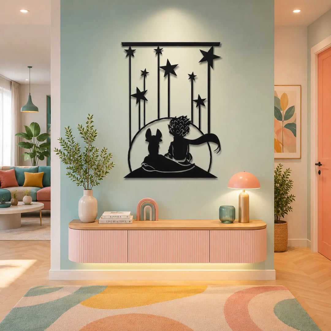 Zwarte metalen wanddecoratie van De Kleine Prins en de vos als prachtig contrast in een kleurrijke en moderne hal. Een artistieke eyecatcher voor een warme entree.
