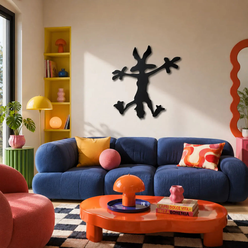 Zwarte metalen wanddecoratie van Wile E. Coyote als speels contrast in een kleurrijke en moderne woonkamer. Een unieke eyecatcher voor een eclectisch interieur.