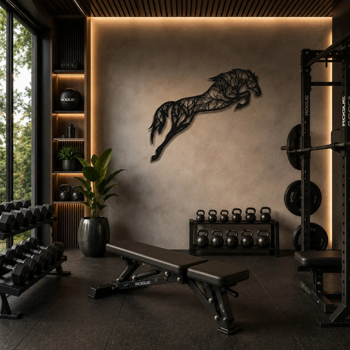 Dynamische zwart metalen muurkunst van een paard. Een symbool van kracht en uithoudingsvermogen voor uw gym, sportclub of crossfit box.