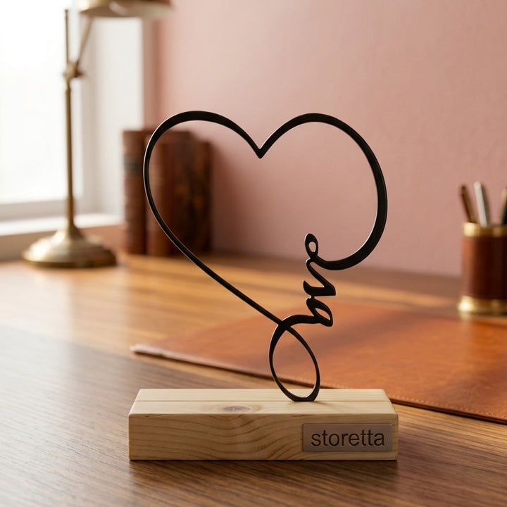 Het Liefdeshart - Zwart metalen ornament op massief houten voet als romantische bureaudecoratie