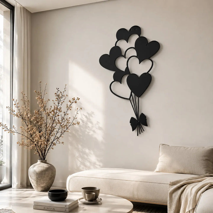 Zwarte metalen wanddecoratie met hartjes ballonnen. Een speelse en liefdevolle eyecatcher om een warme, vrolijke sfeer te creëren in de familie woonkamer.