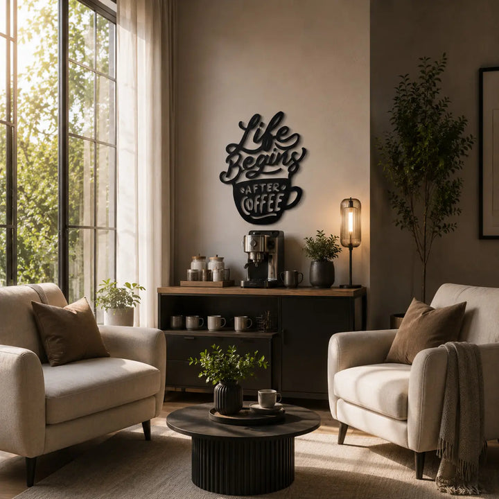 Zwarte metalen wanddecoratie 'Life After Coffee' in een sfeervolle koffiehoek van een gezellige woonkamer.
