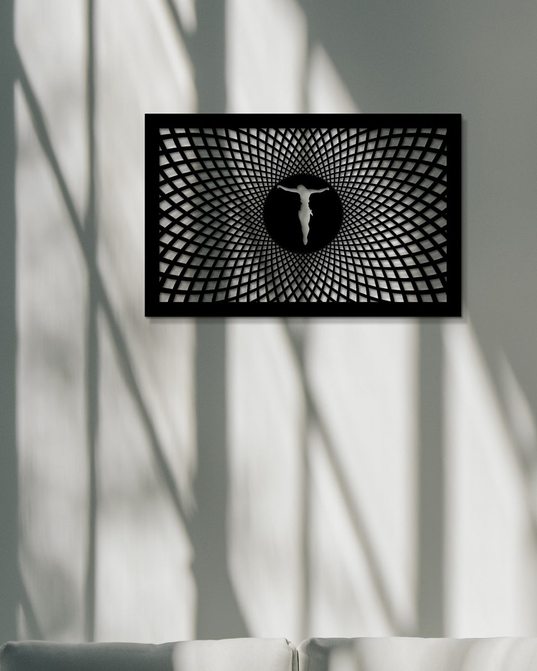 Zwart geometrisch metalen kruis wanddecoratie vooraanzicht met strakke lijnen.